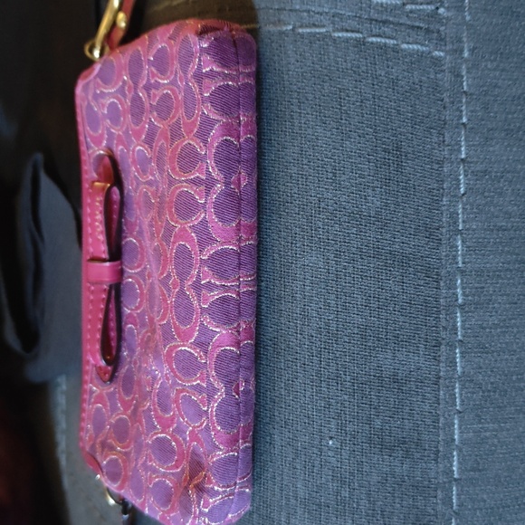 Coach Poppy Signature Bow Wristlet Fuchsia & Gold - Picture 15 of 17